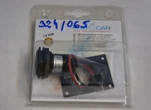Uniwersalna �adowarka gniazdo USB z konwerterem napi�cia i p�ytk� monta�ow� do stosowania w samochodach, przyczepach